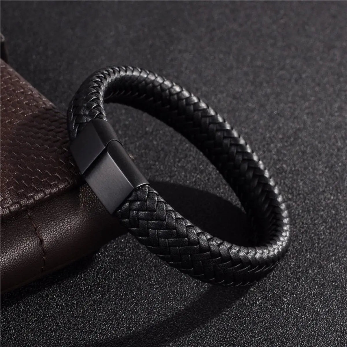 Pulseira aberta de couro retrô